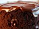 saftiger schokokuchen mit geschmolzener schokolade